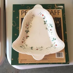 Pfaltzgraff winter berry bell plate
